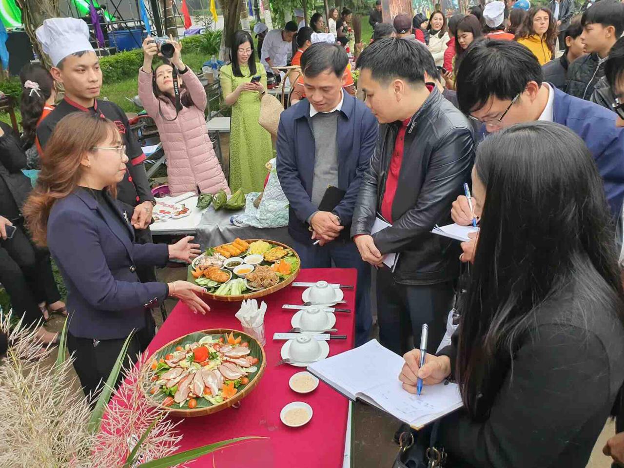 Quảng Bình sẵn sàng cho countdown và bắn pháo hoa chào 2025 4 Để chào đón năm mới, tại thị trấn Phong Nha cũng đã tổ chức cuộc thi ẩm thực du lịch. Ảnh: H. Văn