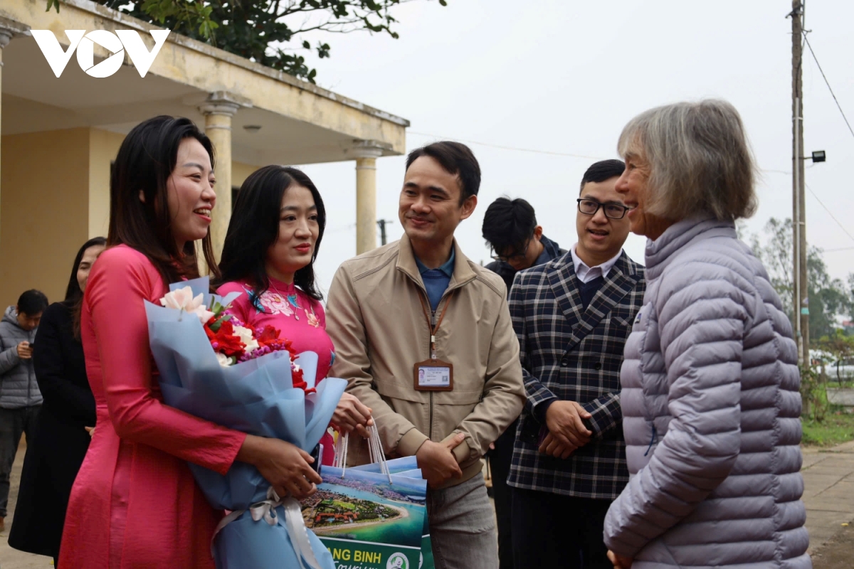 khách trên tàu hỏa du lịch 5 sao sjourney dừng ở quảng bình tham quan và ăn tối ngoài trời hình ảnh 2 Khách trên tàu hỏa du lịch 5 sao Sjourney dừng ở Ga Thọ Lộc