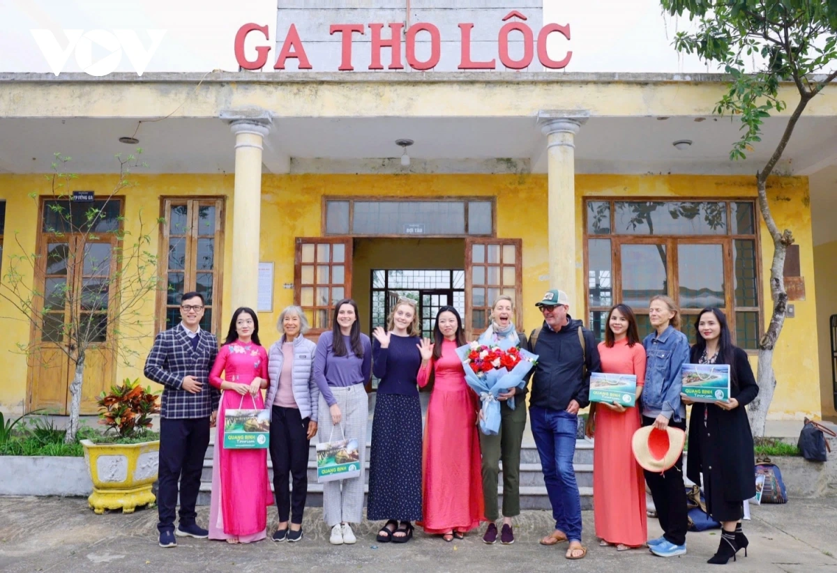 Khách trên tàu hỏa du lịch 5 sao Sjourney dừng ở Ga Thọ Lộc