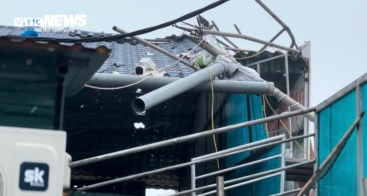 Các hàng quán ven biển cũng bị gió bão quật tả tơi.