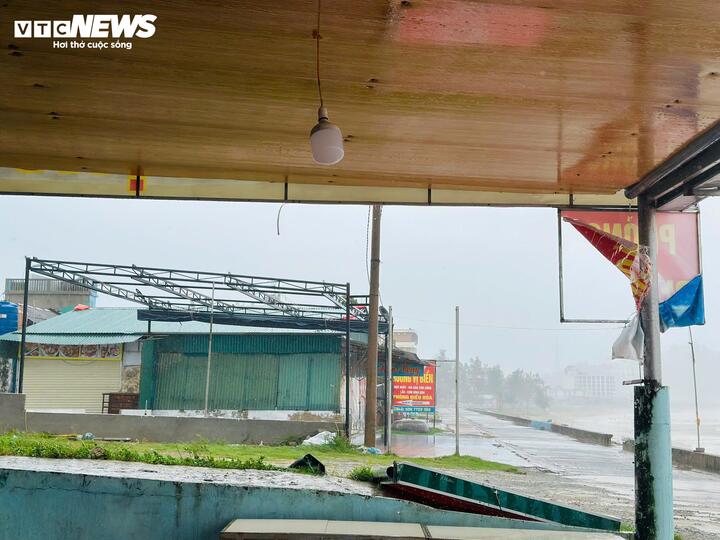 Một quán ăn ven biển Thiên Cầm bị gió cuốn phăng mái.