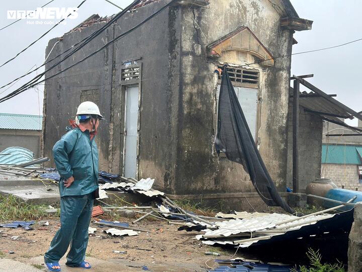 Không ít ngôi nhà không kiên cố bị gió kéo sập.