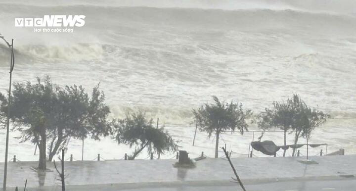 Sóng lớn vẫn cuộn vào bờ, tung bọt trắng xóa.